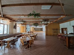 Gaststube mit Blick in den Saal